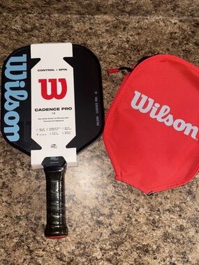 Wilson Cadence Edgeless 16mm Pickleball Paddle whit cover
